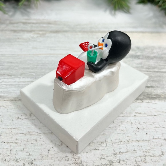 ⭐️ 4/$25 Vintage Hallmark Polar TV Christmas Ornament 1990 Penguin Television - Picture 5 of 10